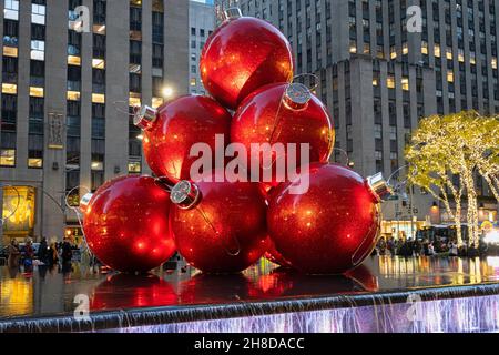 Giant Ornamenti natale, riflettendo la piscina, 1251 Avenue of the Americas, New York City, Stati Uniti d'America Foto Stock
