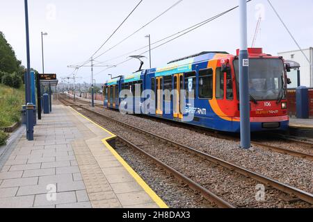 SHEFFIELD, Regno Unito - 10 luglio 2016: la gente ride Stagecoach Supertram di Sheffield, nello Yorkshire, Regno Unito. Supertram di Sheffield servito 11,6 milioni annui giostre in 2 Foto Stock