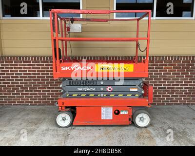 Augusta, GA USA - 06 25 21: Sollevatore idraulico arancione e muro di mattoni Foto Stock