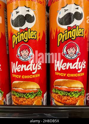 Augusta, GA USA - 06 25 21: Pringles aromatizzato con hamburger Wendys in fila in un negozio di alimentari Foto Stock