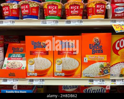 Augusta, GA USA - 06 25 21: Ritratto di zio ben sul pacchetto di riso di zio Bens su una mensola in un negozio di alimentari Foto Stock