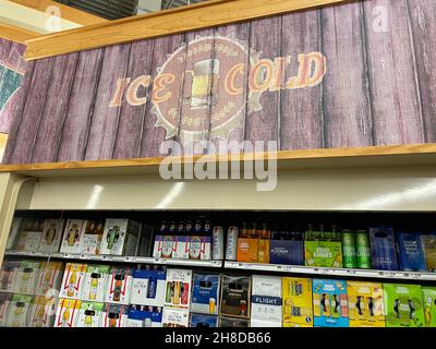 Augusta, GA USA - 06 25 21: Decorazione a parete della birra in un negozio di alimentari Foto Stock