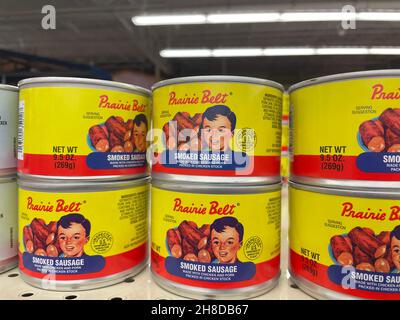 Augusta, GA USA - 06 25 21: Salsicce in scatola con cintura Prarie su una mensola in un negozio di alimentari Foto Stock