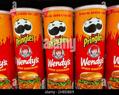 Augusta, GA USA - 06 25 21: Pringles aromatizzato con hamburger Wendys in fila in un negozio di alimentari Foto Stock