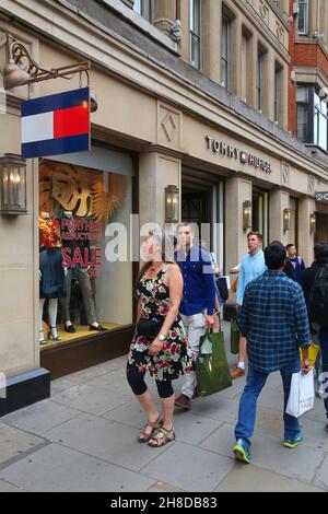 LONDRA, Regno Unito - 9 LUGLIO 2016: People Walk di Tommy Hilfiger a Sloane Street a Londra. Sloane Street si trova a Royal Borough of Kensington and Chels Foto Stock