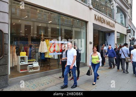 LONDON, Regno Unito - 9 Luglio 2016: persone shop a Sloane Street a Londra. Sloane Street si trova nel Royal Borough di Kensington e Chelsea e è noto fo Foto Stock