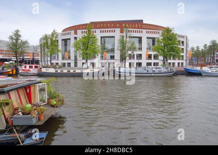 AMSTERDAM, Paesi Bassi - 8 Luglio 2017: edificio Stopera a Amsterdam, Paesi Bassi. Stopera ospita il Municipio, nonché Dutch National Opera, Dutc Foto Stock