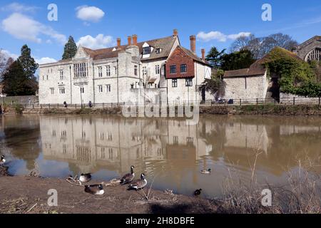 Vista, attraverso il fiume Medway, degli Arcivescovi Pallace a Maidstone, Kent Foto Stock