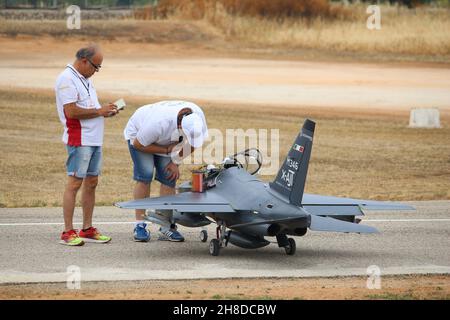 La puglia, Italia - 3 giugno 2017: gli appassionati di Alipuglia rc aereo club prendere parte in una radio locale turbina controllata di velivoli a getto evento in Oria, Apul Foto Stock