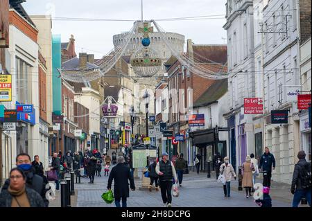 Windsor, Berkshire, Regno Unito. 29 novembre 2021. A partire da domani 30 novembre, sarà ancora una volta obbligatorio indossare maschere per il viso nei negozi a causa della nuova variante Omicron Covid-19 che ha raggiunto il Regno Unito. Alcune persone continuavano a indossare maschere per il viso oggi come erano fuori shopping di Natale a Peascod Street, Windsor, come hanno fatto in tutto il Covid-19 Pandemic. Credit: Maureen McLean/Alamy Live News Foto Stock