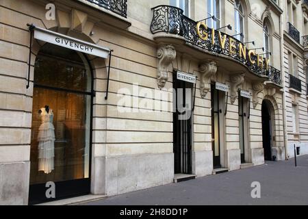 PARIGI, FRANCIA - 20 LUGLIO 2011: Sede della Givenchy e negozio di punta a Parigi, Francia. Givenchy è un marchio di lusso di proprietà del Conglomer francese Foto Stock
