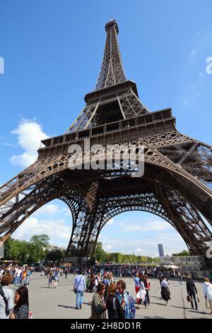 PARIGI, FRANCIA - 25 LUGLIO 2011: Visita della Torre Eiffel a Parigi, Francia. La Torre Eiffel era l'edificio più alto del mondo dal 1889 al 1930. IO Foto Stock