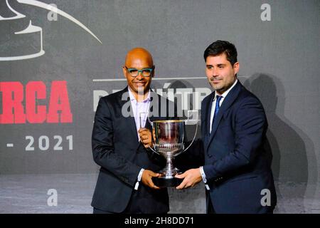 Madrid, Spagna. 29 novembre 2021. Cerimonia dei Premi MARCA a Madrid, 29 novembre 2021 Marcos Senna e David Aganzo Gala de entrega de los Premios MARCA de Fútbol en Madrid, 29 de Noviembre de 2021 822/Navia/Cordon Press Credit: CORDON PRESS/Alamy Live News Foto Stock