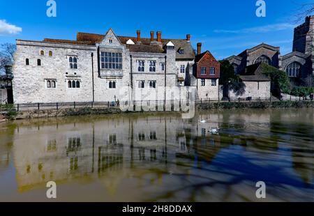 Vista, attraverso il fiume Medway, degli Arcivescovi Pallace a Maidstone, Kent Foto Stock