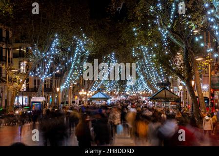 Spagna. 26 novembre 2021. I turisti e i negozianti camminano di notte sotto le luci di Natale nel centro della città, nella principale strada dello shopping conosciuta come Las Ramblas a Barcellona, in Spagna, il 26 novembre 2021. (Foto di Davide Bonaldo/Sipa USA) Credit: Sipa USA/Alamy Live News Foto Stock