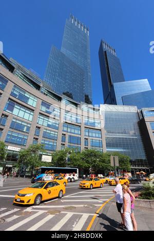 NEW YORK, USA - 4 LUGLIO 2013: Columbus Circle a New York. Il Columbus Circle con i famosi grattacieli del Time Warner Center, completato nel 2003, è uno dei nuovi Foto Stock