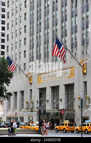 NEW YORK, Stati Uniti d'America - 4 Luglio 2013: la gente visita il Waldorf-Astoria Hotel di New York. Waldorf Astoria è parte di Hilton in tutto il mondo, il gruppo che gestisce Foto Stock