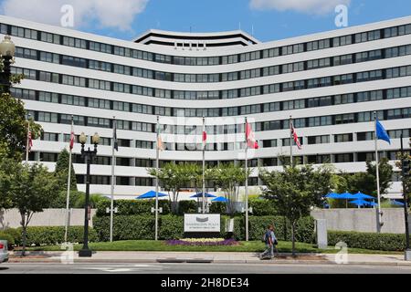 WASHINGTON, STATI UNITI D'AMERICA - Giugno 14, 2013: la gente a piedi da 4-star Washington Plaza hotel. Ci sono circa 130 alberghi con camere 31,300 in Washington, DC. Foto Stock