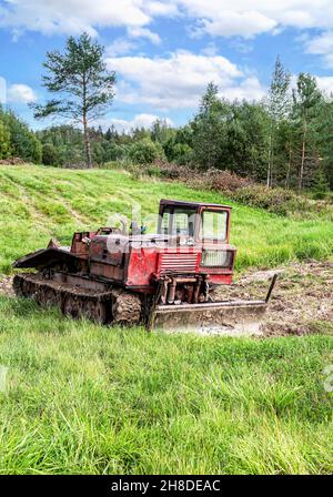 Vecchio skidder all'aperto in estate. Macchina per lo skidding per l'industria del legno Foto Stock