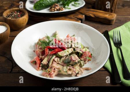 Insalata georgiana con verdure e noci in un piatto bianco Foto Stock