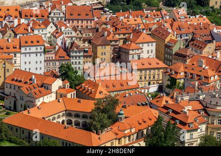 I tetti rossi e i colorati edifici storici della Malá Strana di Praga Foto Stock