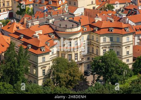 Il barocco Palais Lobkowicz del 1707 ospita l'Ambasciata tedesca a Malá Strana di Praga, con il suo tetto in terracotta, le finestre dormitorio e il giardino Foto Stock