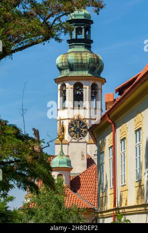 Il campanile ottagonale di Kilian Ignaz e Kristof Dietzenhofer si trova sul Palazzo Loreto di Praga a Hradčany Foto Stock
