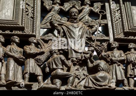 Dettaglio di una scultura in bronzo su una porta laterale nella facciata principale della Cattedrale di San Vito a Praga. Foto Stock