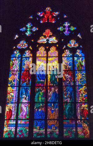 La colorata vetrata di Max Švabinský "la visita dello Spirito Santo" nella Cappella di San Ludmila nella Cattedrale di San Vito, Praga. Foto Stock