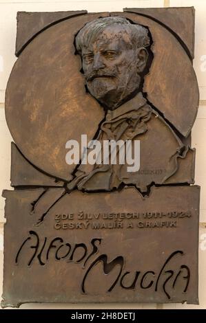 Il ritratto di Alphonse Mucha il pittore, illustratore, e artista grafico su una targa di bronzo sulla parete del Palazzo dei Signori di Hradec Foto Stock
