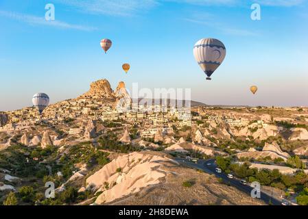 Mongolfiere su Uchhisar, antica città della Cappadocia Foto Stock