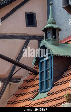 Una finestra dormitorio ornata su un piccolo edificio nella medievale Golden Lane del Castello di Praga. Foto Stock