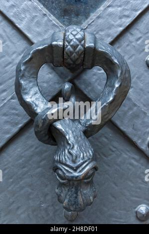 Una porta in ferro battuto ornato bussa su una porta della Cattedrale di San Vito nel Castello di Praga Foto Stock