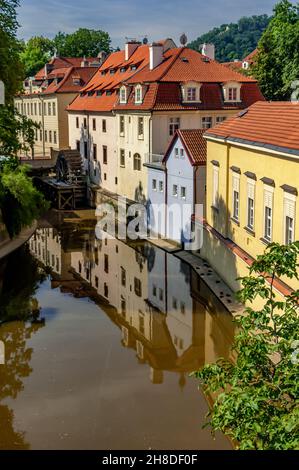 Molino del Gran Prior (il Mulino del Gran Priore) e altri edifici colorati fieggiano le rive del canale Čertovka (o canale del Diavolo) a Praga. Foto Stock