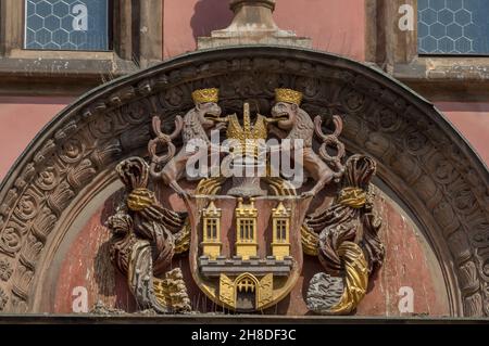 Dettaglio dello stemma di Praga sulla West House (Dům kramáře Kříže) una storica casa mercantile nella Staroměstské nám di Praga Foto Stock