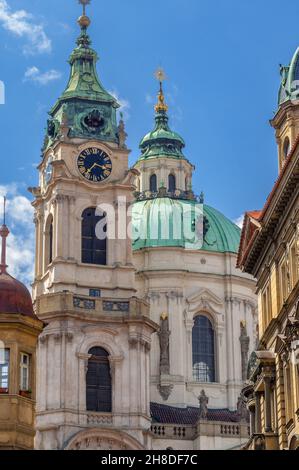 La cupola barocca di Christoph Dientzenhofer, la lanterna e il campanile della chiesa di San Nicola in Piazza Malostranské nella pittoresca Malá Strana di Praga Foto Stock