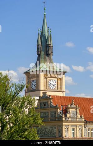 La guglia dell'edificio dei vecchi lavori d'acqua di Antonín Wiehl sorge sullo sgraffito ornamentale di Jan Koula sulla facciata dell'edificio principale di Novotný lávka Foto Stock