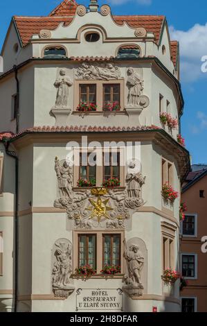 Jan Oldřich Mayer, insieme di tre rilievi stucchi sulla facciata dello storico Aurus Hotel, Praga Foto Stock