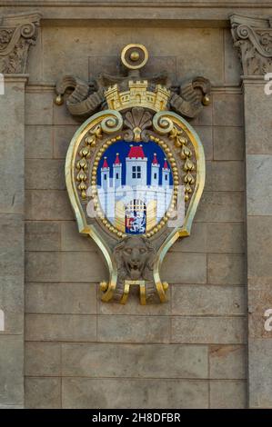 Uno scudo colorato con lo stemma di Malá Strana sulla facciata della Banca Ceca di risparmio, un edificio neo-rinascimentale in via Rytírská Foto Stock