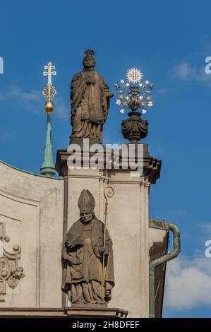 Le statue di Jan Jiří Bendl degli Apostoli di Cristo sulla Chiesa di San Salvador in via Salvátorská, Praga, in stile rinascimentale di Marco Fontana di Brusata. Foto Stock