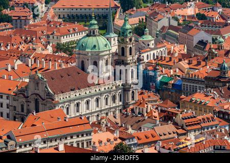 La Chiesa di San Nicola, barocca di Christoph Dientzenhofer, a Praga, Malá Strana, risale al 1755. Foto Stock