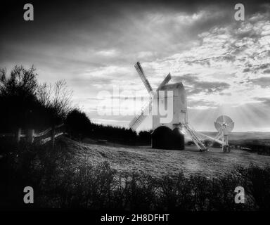 Mulino a vento 'Jill'. Uno dei due mulini a vento (Jack e Jill) sulle South Downs sopra il villaggio di Clayton, East Sussex, Inghilterra, Regno Unito Foto Stock