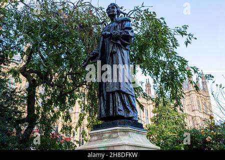 Emmeline Pankhurst leader della statua del movimento suffragette inglese a Victoria Tower Gardens Westminster London, UK Foto Stock