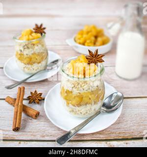 Pernottamento di porridge con mele, cannella e sciroppo d'acero. Foto Stock