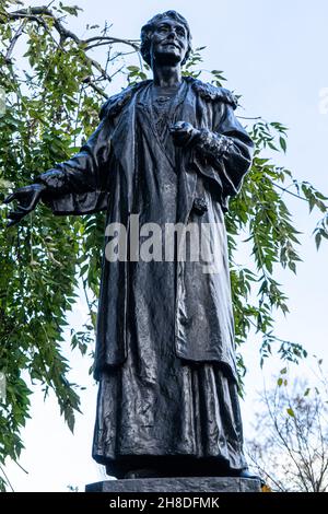 Emmeline Pankhurst leader della statua del movimento suffragette inglese a Victoria Tower Gardens Westminster London, UK Foto Stock