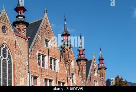 Tetti gotici degli edifici di Bruges nel centro della città. Foto Stock