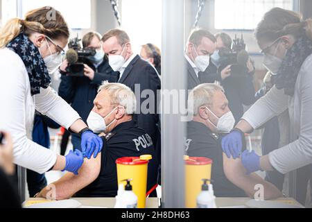 Hannover, Germania. 29 novembre 2021. Un ufficiale di polizia ottiene una vaccinazione di richiamo contro Covid-19. Oggi ad Hannover inizia un'azione concertata per rinnovare lo status di vaccinazione dei dipendenti della polizia della bassa Sassonia. Credit: Moritz Frankenberg/dpa/Alamy Live News Foto Stock