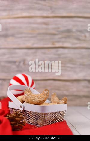 Biscotti natalizi scescenti chiamati 'Vanillekipferl', un tradizionale biscotto natalizio austriaco o tedesco con noci e zucchero a velo Foto Stock