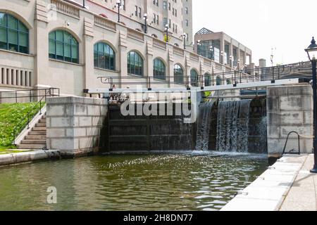 Acqua che scorre lungo una delle serrature del canala Rideau Ottawa Foto Stock