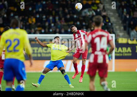 Choco Lozano di Cadice e Stefan Savic di Atletico de Madrid durante il campionato spagnolo la Liga di calcio tra Cadice CF e Atletico de Madrid il 28 novembre 2021 allo stadio Nuevo Mirandilla di Cadice, Spagna - Foto: Joaquin Corchero/DPPI/LiveMedia Foto Stock